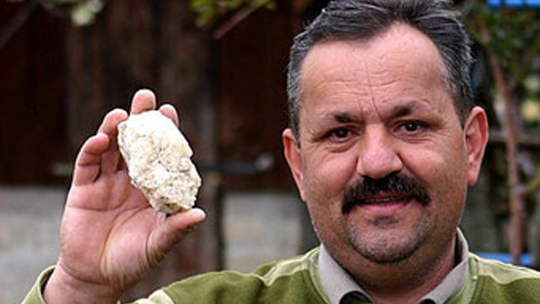 Боснієць влаштовує виставку метеоритів, що впали на його будинок