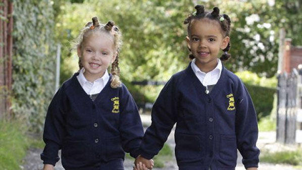 Різнокольорові близнюки пішли до школи