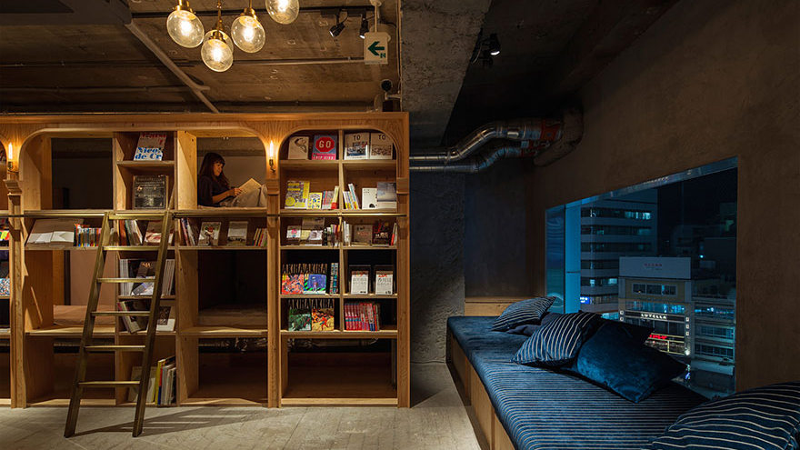 В Токио открылся книжный бутик-отель, где все желающие могут уснуть с понравившейся книгой