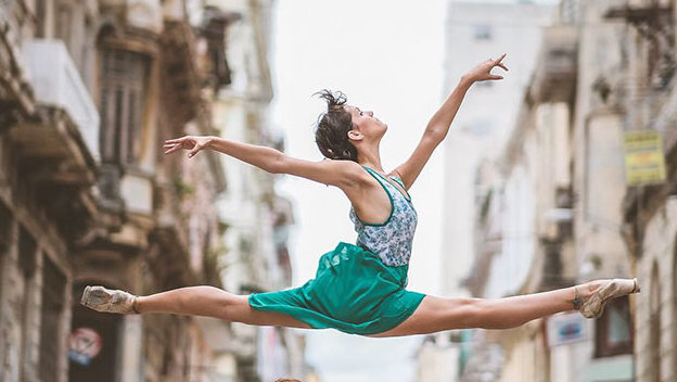 Танцюристи балету на вулицях Куби