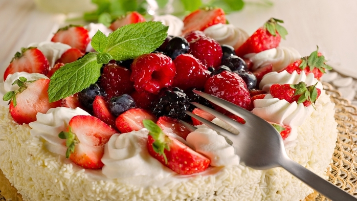 Сезонні солодощі. 5 фруктових тортів, які не потрібно випікати