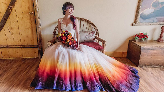 Тренд года: красочные свадебные платья