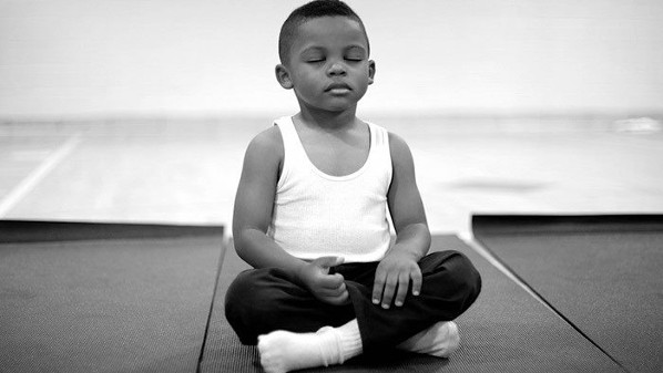 У школі дітей замість покарання відправляють медитувати. Вражаючі результати!