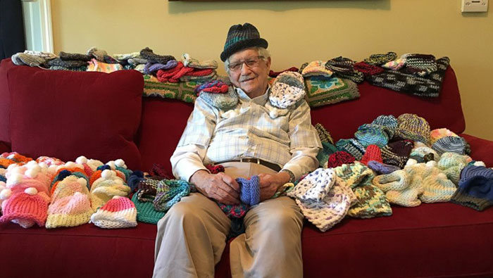 86-летний дедушка вяжет шапки для недоношенных младенцев