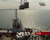 В Поті розвантажують корабель з гуманітарною допомогою з США