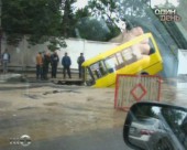 Київська маршрутка провалилася у яму