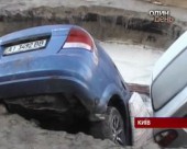 У Дарницькому районі дві автівки провалилися під землю