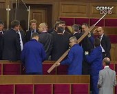 Депутати з бійкою звільнили Яценюка
