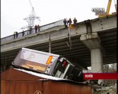 З Південного мосту в Києві впала вантажівка