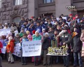 Замість ковзанки - асфальт. Юні хокеїсти та фігуристи пікетували Київську мерію