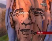Обаму склали з оголених тіл