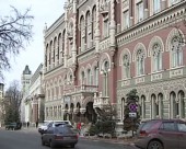 Нацбанк розпродає долари для погашення кредитів