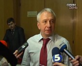 Урядовці самі собі зменшили зарплату майже вдвічі