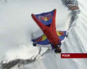 Російський парашутист стрибнув у кратер діючого вулкана