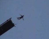 У Києві парашутисти-екстремали стрибають з дахів